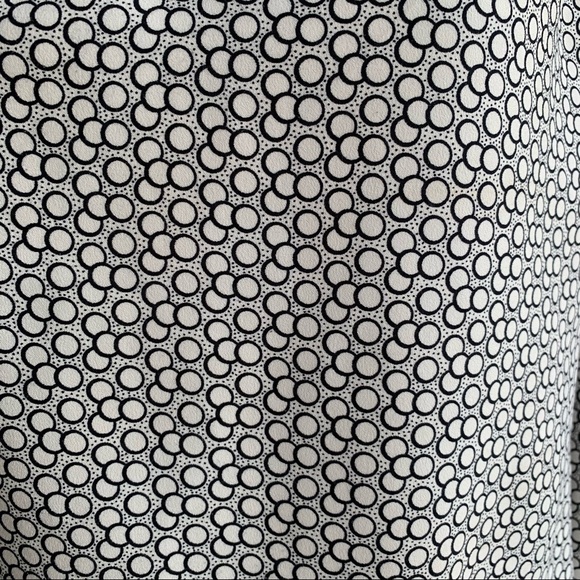 •ANN TAYLOR• Graphic Keyhole Blouse - Size Small - Picture 3 of 9